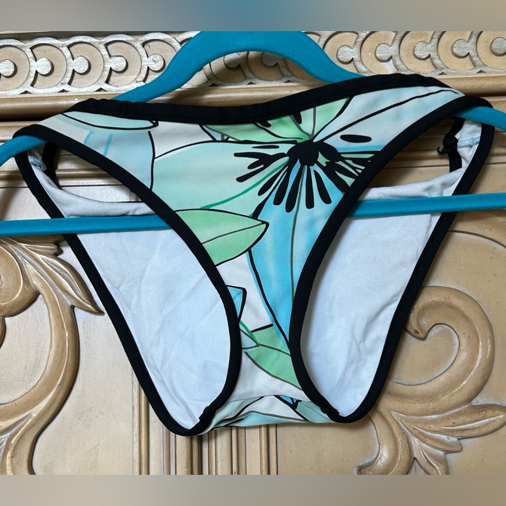 Bikini bottom with floral design size large good Preowned condition